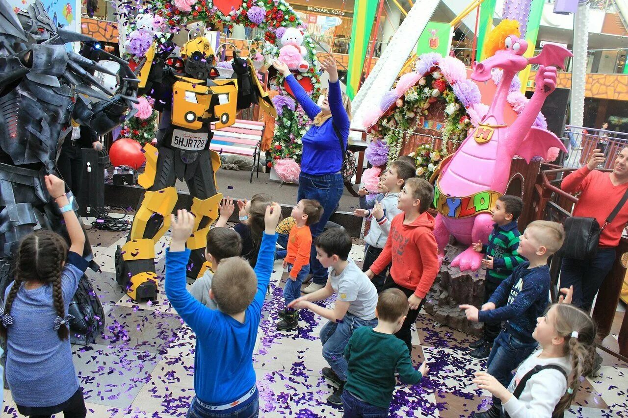 Праздник в парке. Нарядная новогодняя москва. Хэппилон вегас аттракционы. Праздничный питер. Куда пойти в праздник.