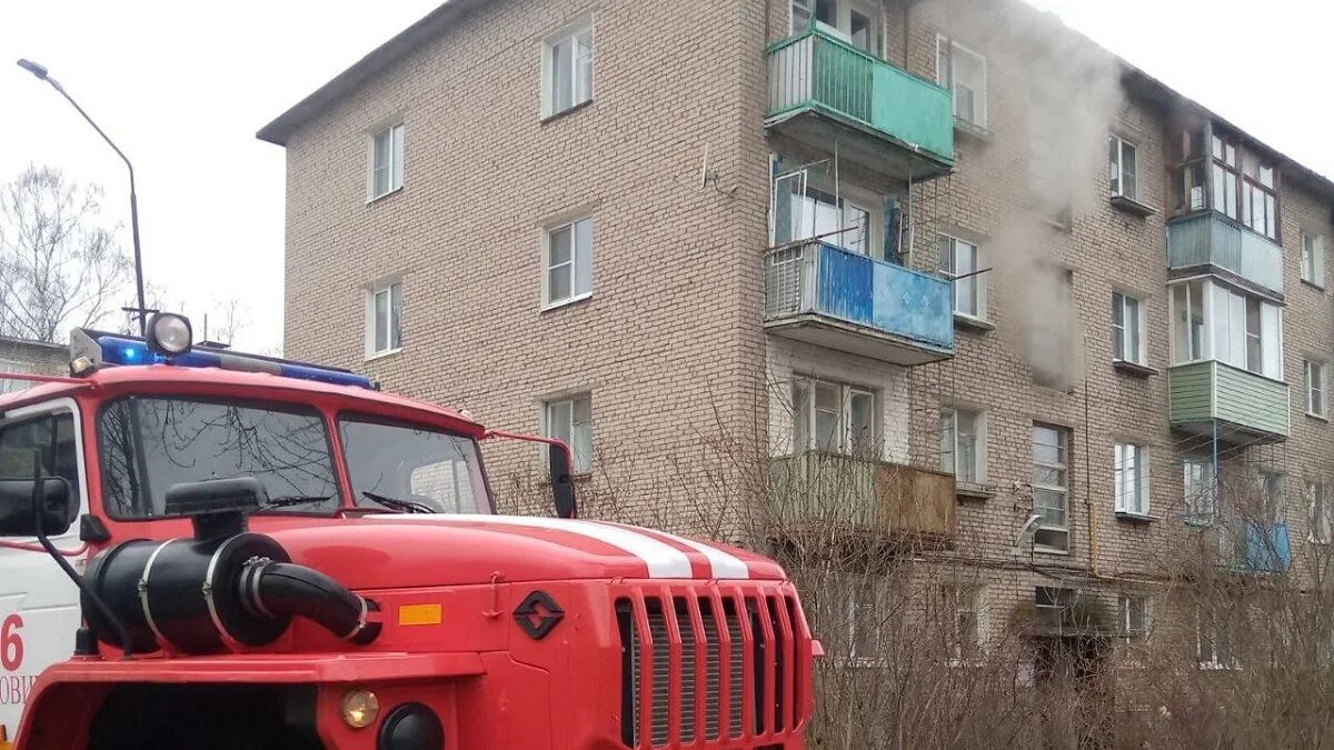Пожар в боровичах 15. Пожар. Боровичи пожар. Горящий дом. Боровичи пожар.