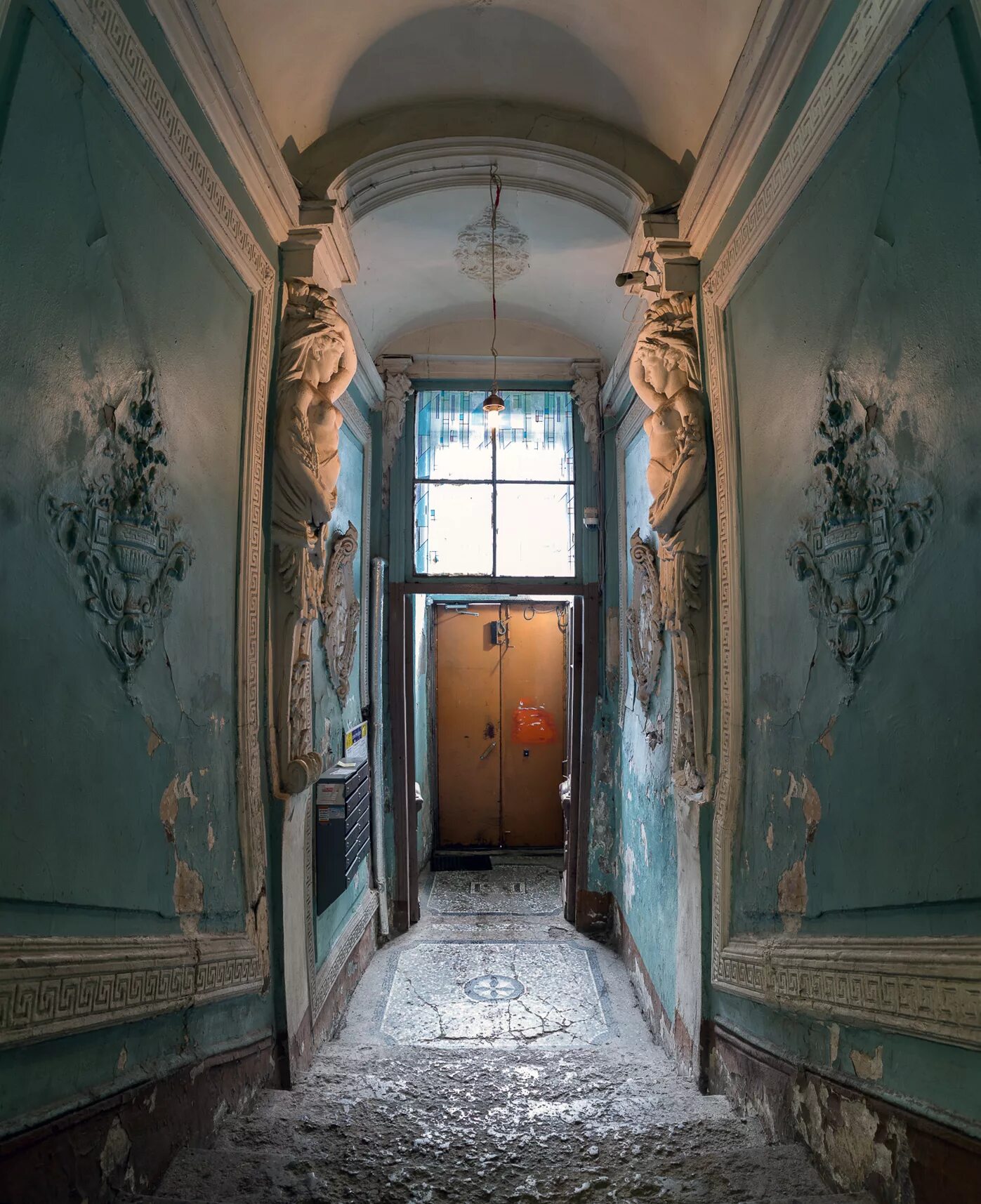 г. улица ленина 8 санкт-петербург. интерьер холла с лестницей. краевского. парадные ленина 8.