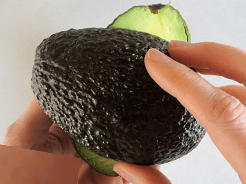 Черная кожура. Кожура авокадо. Авокадо с черной кожурой. Идеи из кожуры авокадо. Нарезать авокадо в кожуре.