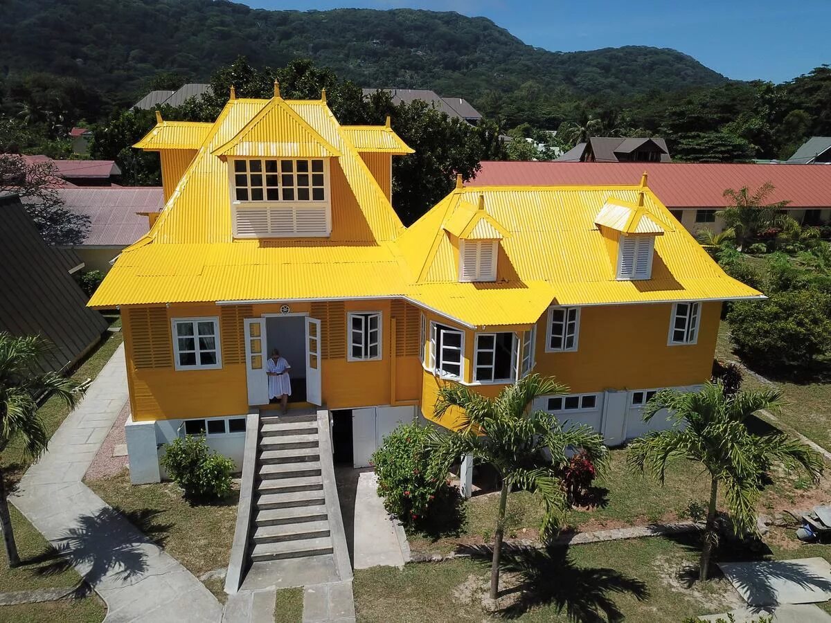 Желто синий домик. La Digue Island Lodge 4*. Йеллоу Хаус. Дом желтого цвета. Дом с желтой крышей.