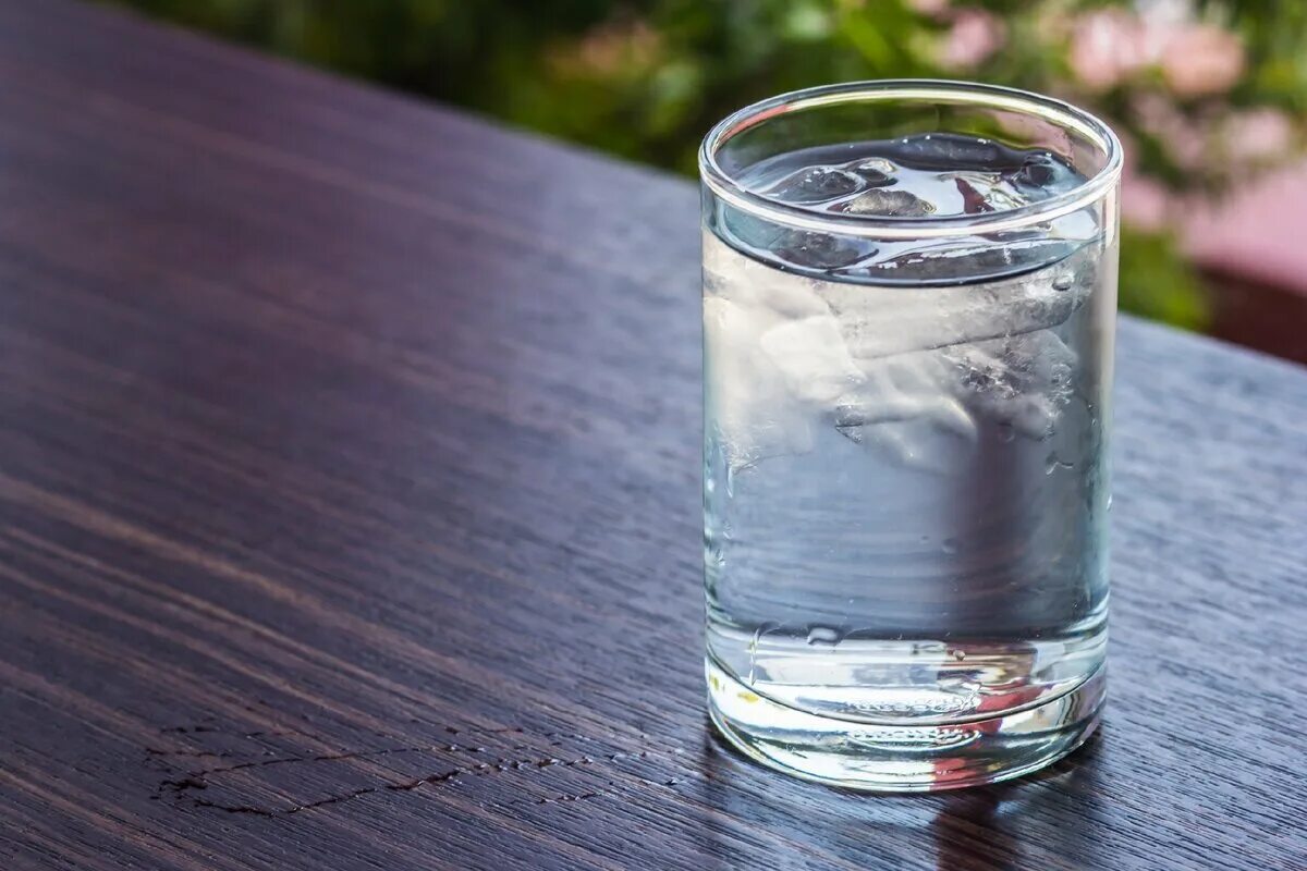 Стакан воды. Бокалы для воды. Стаканчик с водой. Стакан чистой воды. Взвесь в стакане воды