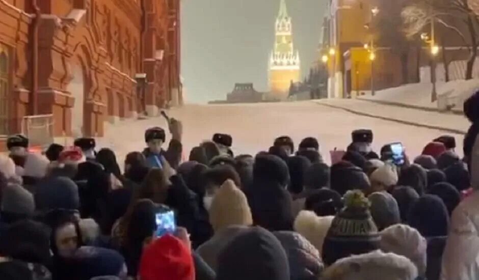 Почему закроют красную площадь 31 декабря. Красная площадь 31 декабря. новогодняя ночь на красной площади 2025. красная площадь декабрь 2025. люди на красной площади 2025 года.
