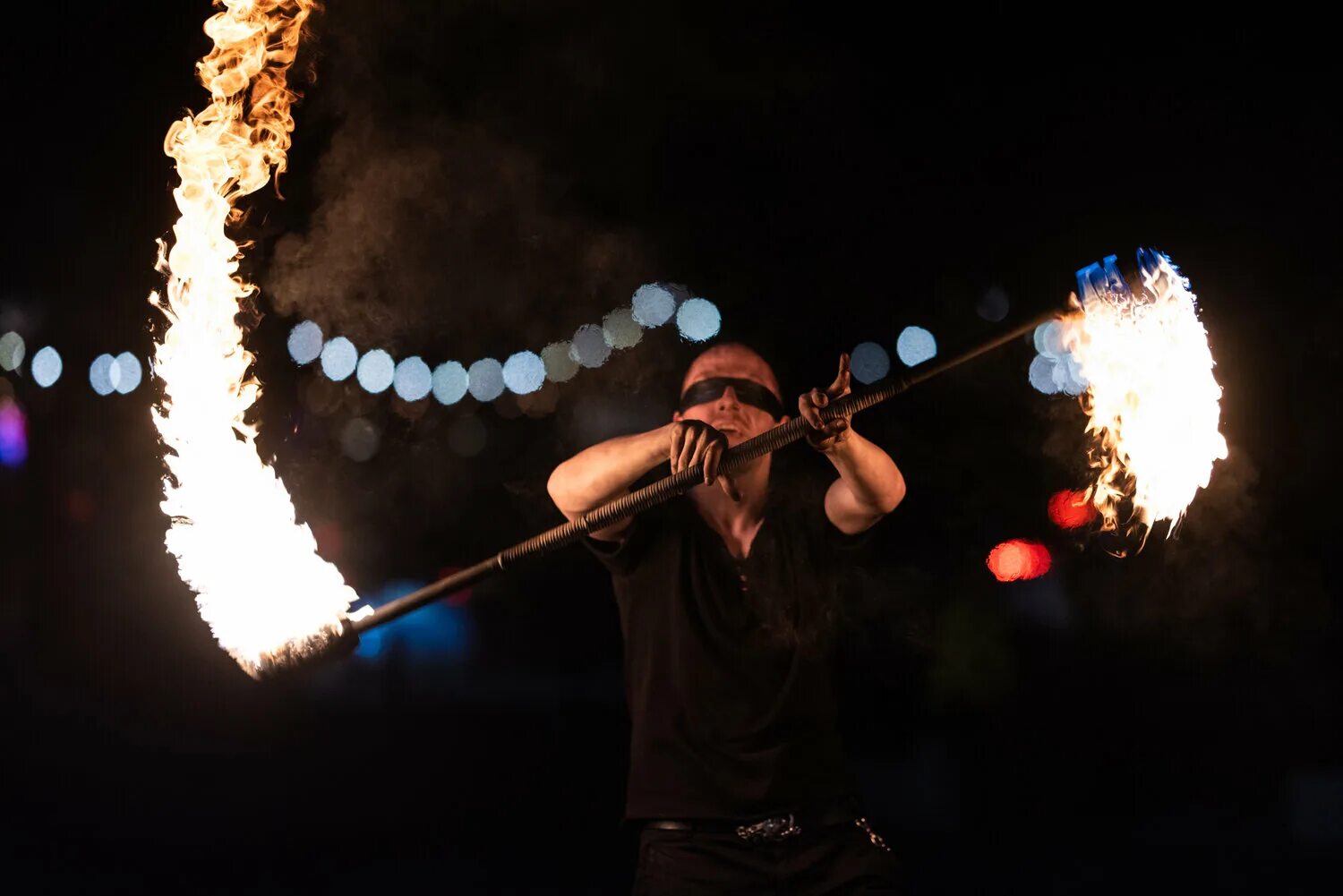 стаффы фаер. стаффы фаер. дабл файер шоу. огненное шоу. огонь на палке.