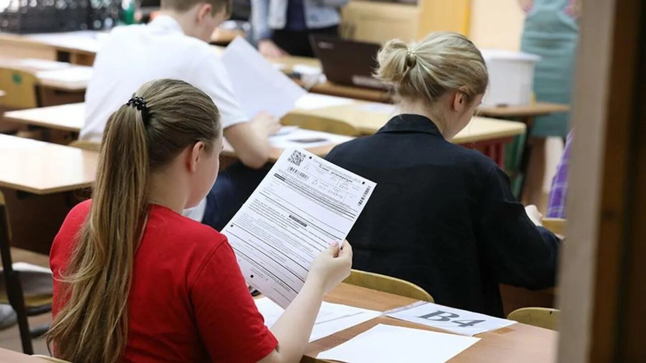 Видео сдай егэ. Школьники на егэ. егэ со спины. дети сдают егэ. экзамены начались.