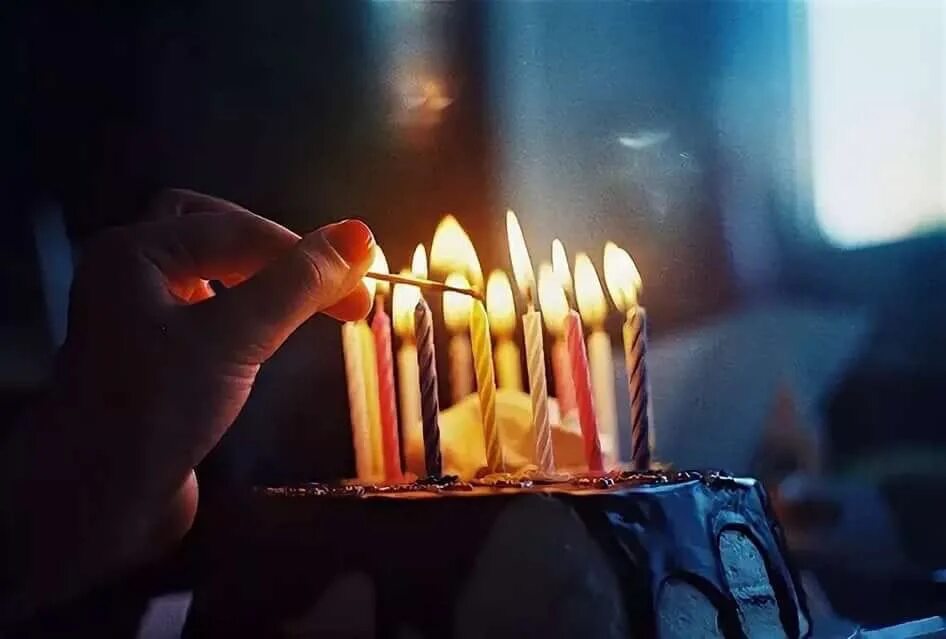 День рождения в темноте. Свечи для торта. Свеча в торт "с днем рождения". Торт со свечками. Задувает свечи на торте.