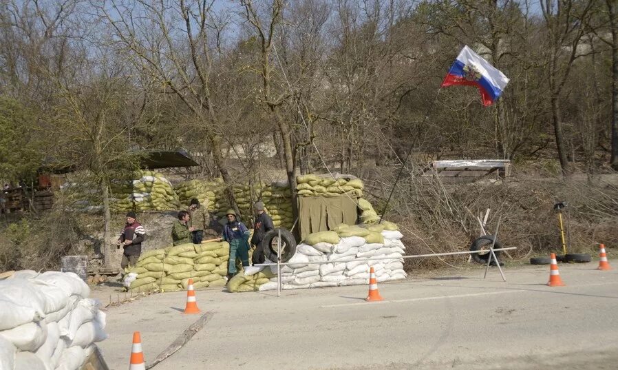 Блокпост оскол. Блокпосты в севастополе 2014. блок посты севастополь. временный блокпост. севастопольские блокпосты.