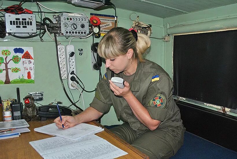 Связистка читать. Войска связи. Связист радист. Женщина Связист. Связисты войска.