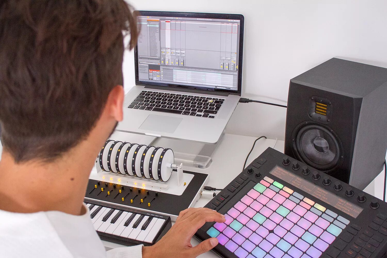 Продакшн музыка. Музыкальные компьютерные технологии. Электронная музыкальная аппаратура. Картина диджейский пульт. Novation circuit.