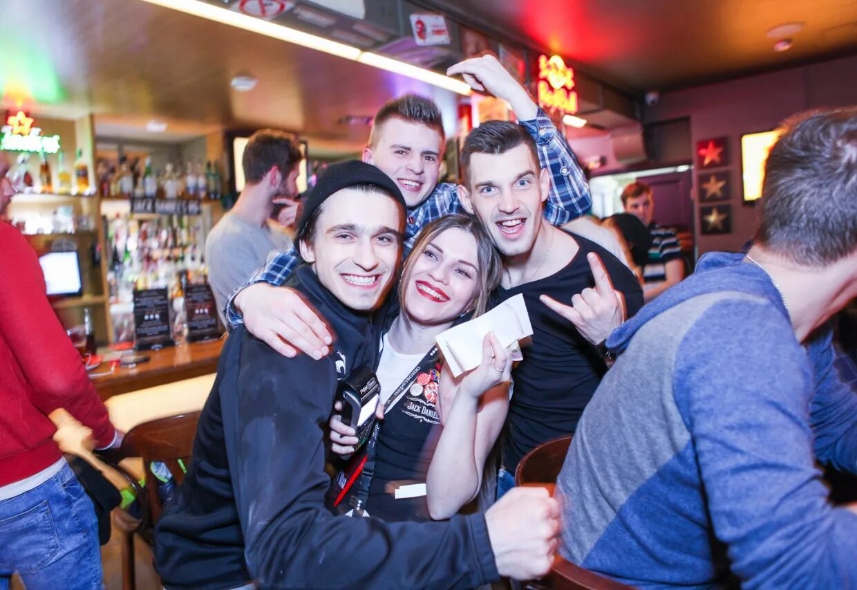 Новый арбат 19 честерфилд. Сквиз в барах. Квиз корпоратив. Пушкинская площадь 3 бар резиденция квиз. Сквиз в барах.