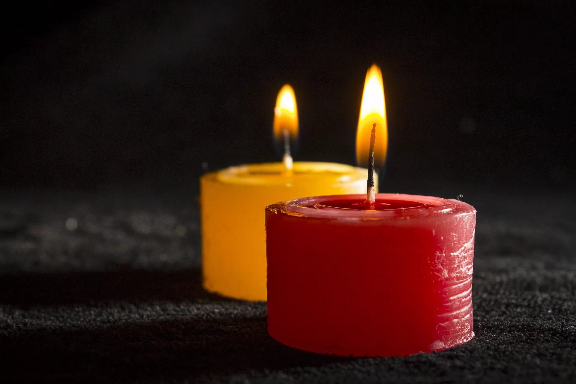 Свечи. Цветные свечи. Красная свеча. Свечи с цветным пламенем. Что означает красная свеча