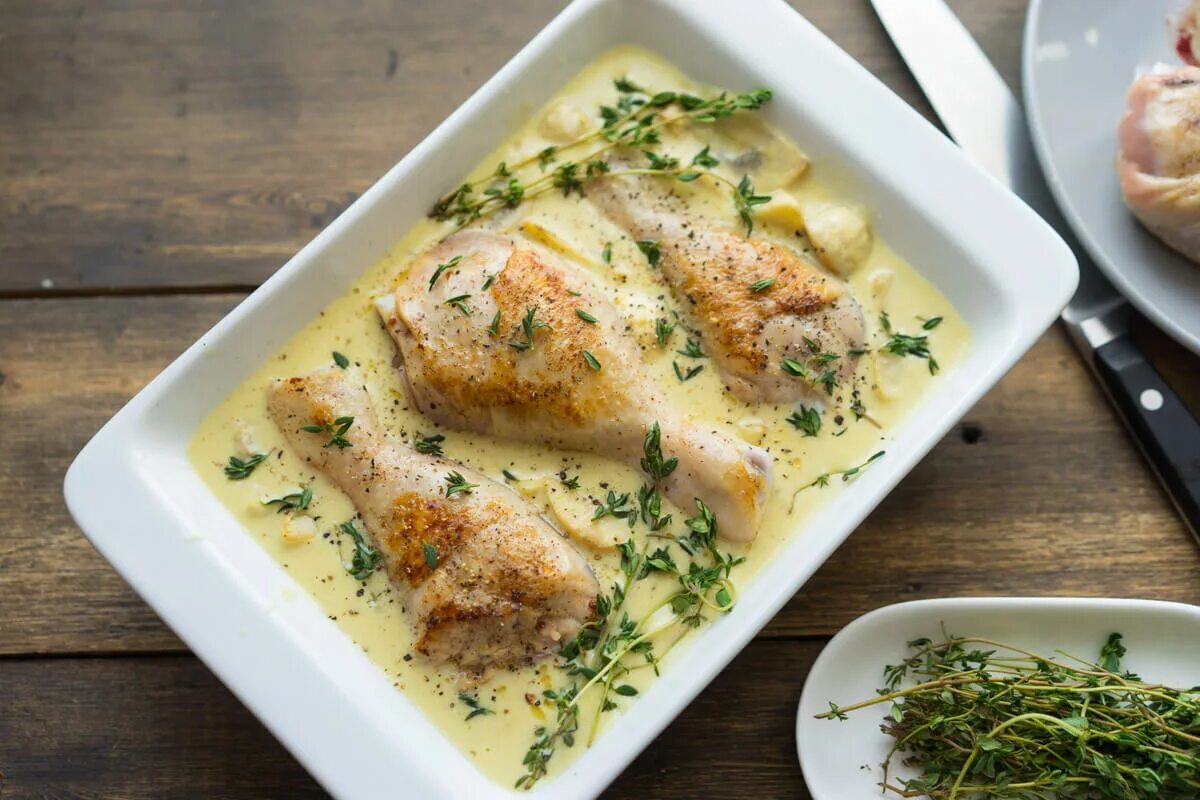 Куриные в сливочном соусе. Куриные голени в сметанном маринаде. курица в сметанном соусе. куриные ножки в сметанном соусе. курица в сметанном(сливочном) соусе.