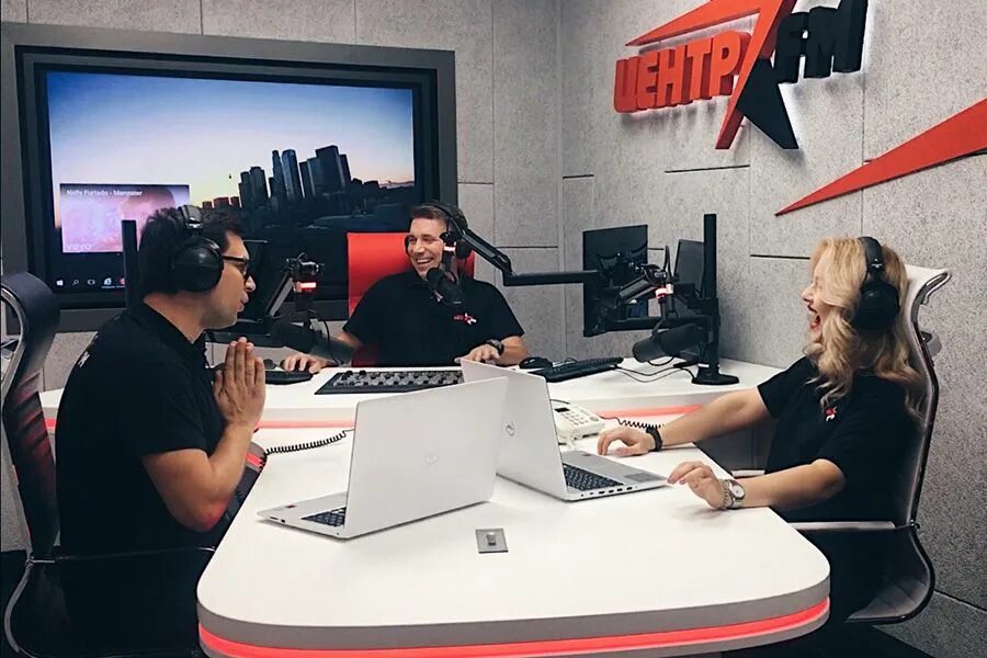 Слушать центр фм. Радио центр fm беларусь. Центр фм. Радио центр fm беларусь. Радио центр fm беларусь.