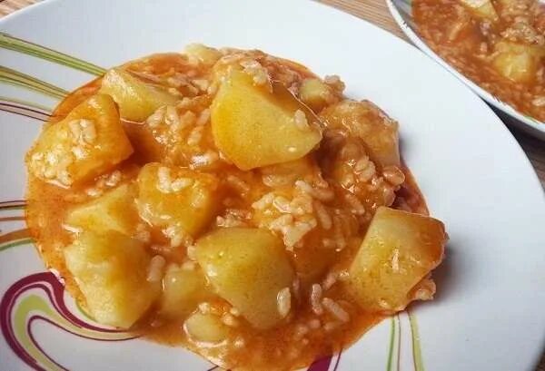 Каша из риса и картофеля. Млухие с рисом. Рис с картошкой. Гарнир из вермишели и риса. Корейская еда картошка с рисом.