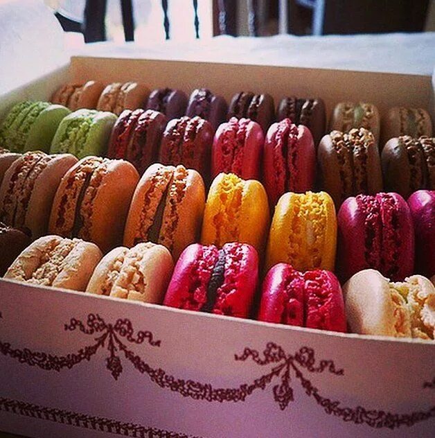 Бруни макаруны арзамас. Ладури макаронс. макаруны ladurée. macarons в коробке. трендовые французские сладости.