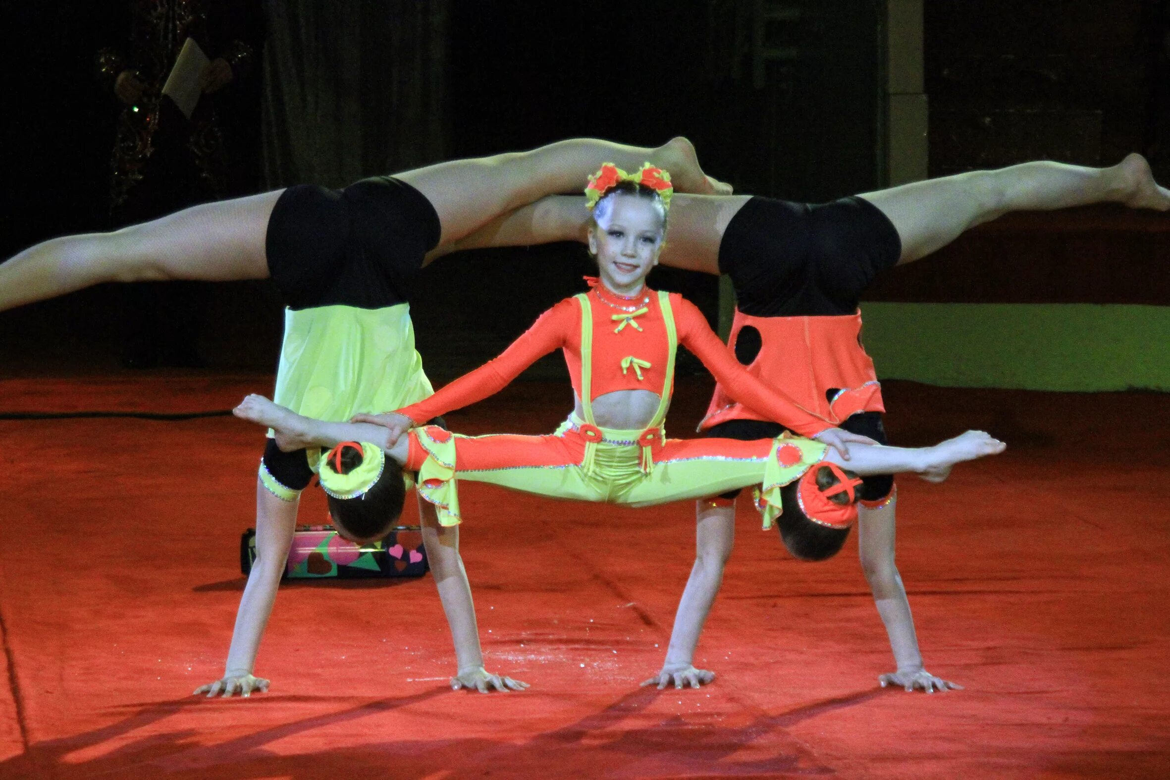 Цирковые элементы. Циркач акробат бруно. Женская акробатика в цирке. Цирковые элементы. Цирковые трюки.