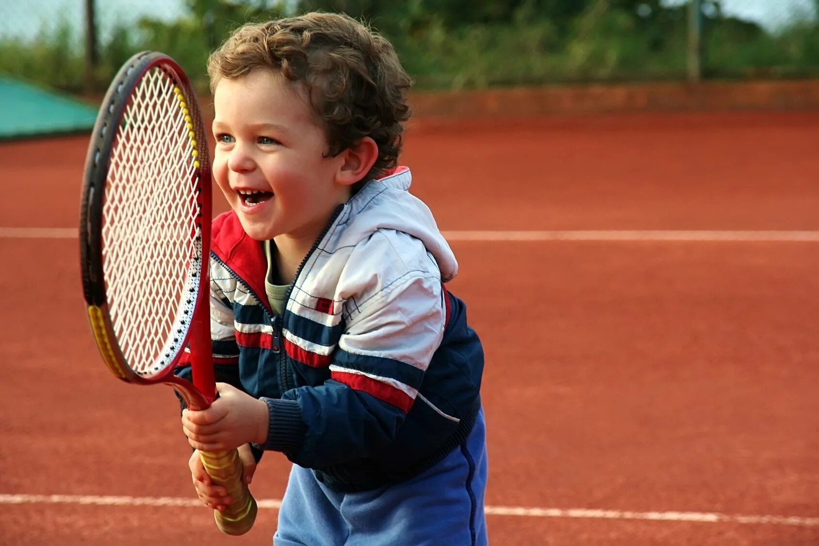 Children do sports. Спорт дети. Теннис дети. Дети спортсмены. Маленький спортсмен.