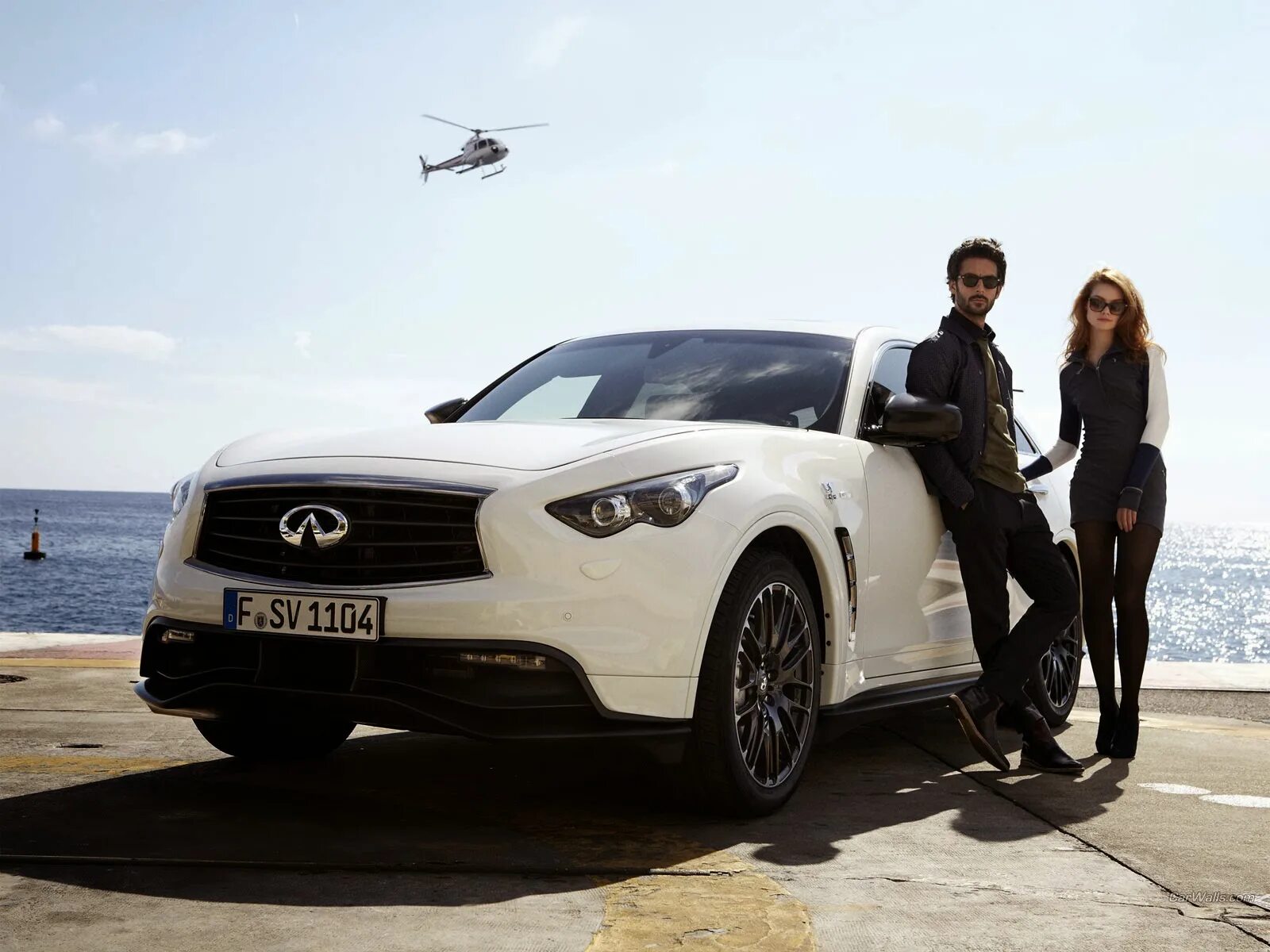 Влад соколовский в машине. Парень на белой машине. Парень рядом с машиной. Bmw f10 фотосет. Infiniti fx vettel edition.