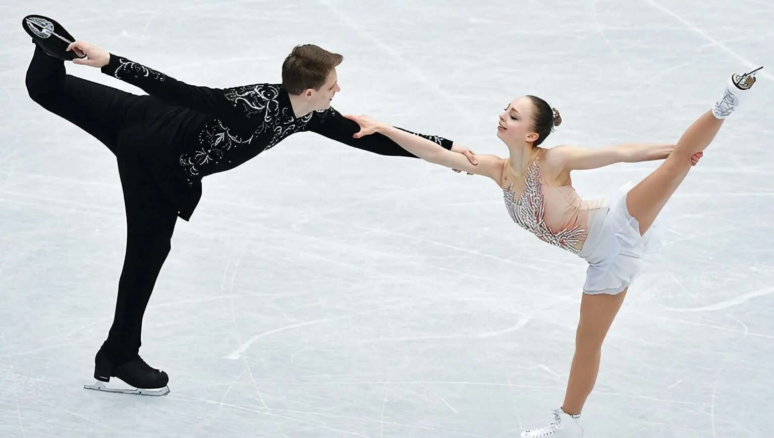 Фигурное катание женщины алена косторная. Риа спорт фигурное. Фигуристы букин и степанова. Фигуристка стася константинова. Риа спорт фигурное.