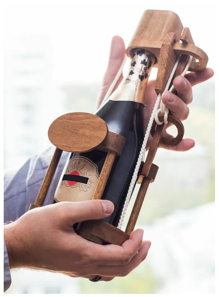 Веревочные головоломки. Коробка головоломка для бутылки. Выпей если сможешь. Подставка для бутылок из дерева. Головоломка из дерева для бутылки.