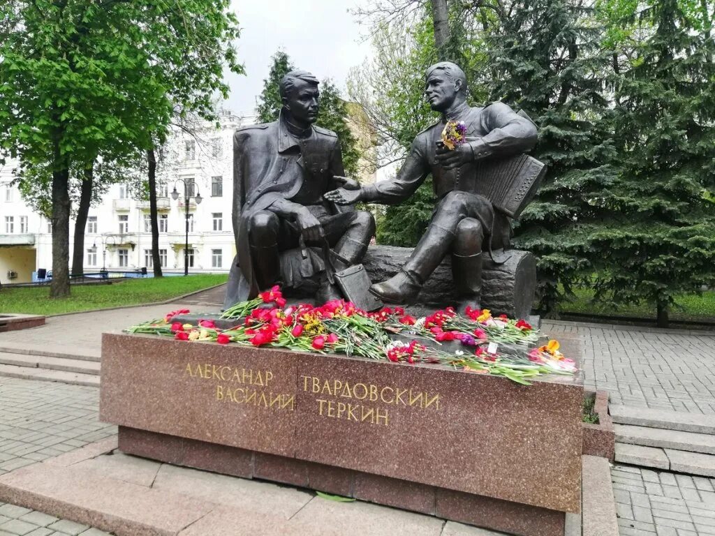 Памятник Василию Теркину в Смоленске. Памятник Александру твадорскому и Василию Тёркину Смоленск. Памятник Александру Твардовскому и Василию Теркину в Смоленске. Памятник а.т. Твардовскому и Василию Теркину. Памятник теркину в смоленске