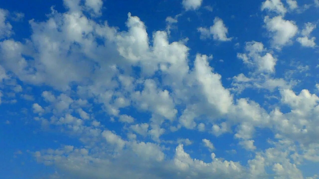 Плывущие облака видео. Облака плывут. Облака футаж. Небо футаж. Футаж небо с облаками.