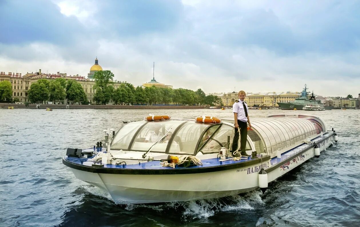 Прогулка на катере спб цены. Речные прогулки по Неве в Санкт-Петербурге. Теплоход Санкт-Петербург экскурсии по Неве. Питер речные прогулки.