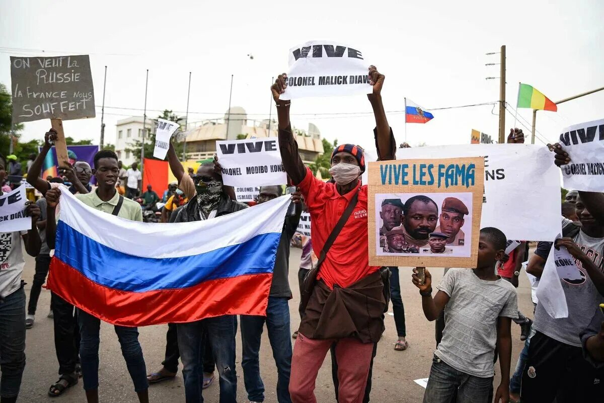 Мали российский флаг. Россия Африка. Африканцы за Россию. Африка за Россию. 31 августа через