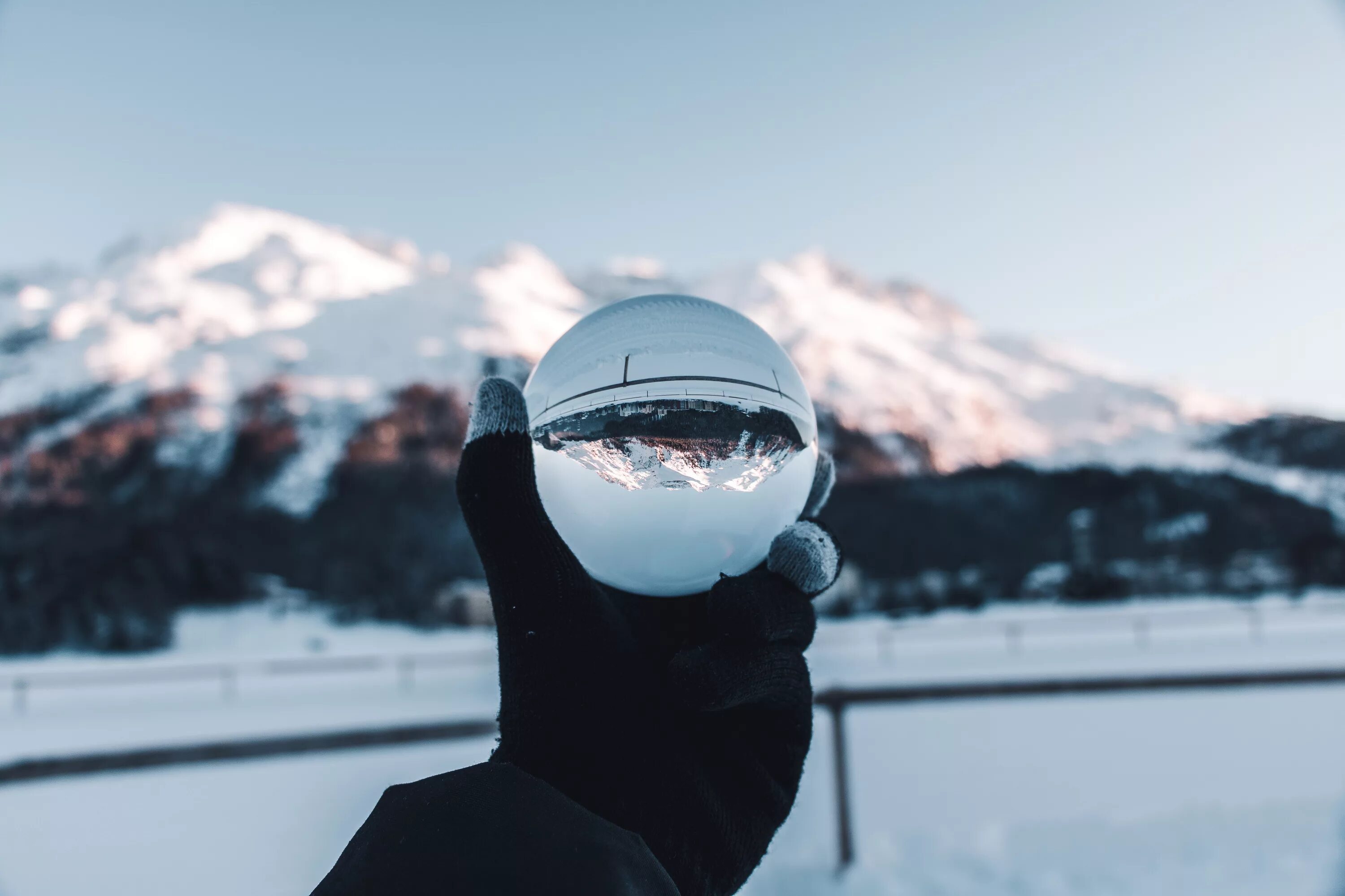 Отражение в шаре. Стеклянный шар в горах зимой. Стеклянный шар в руках зима. Стеклянный шар фон.