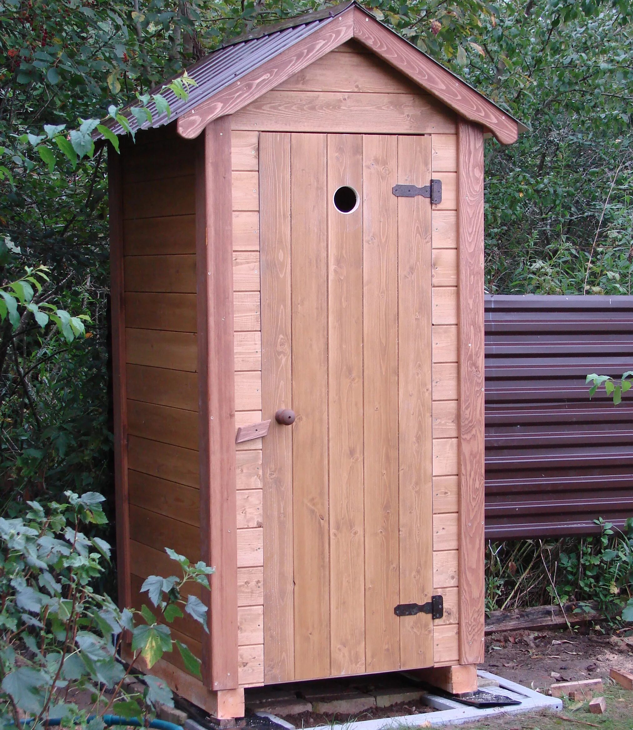 Уличный туалет своими руками из дерева. Туалет дачный. Туалет уличный деревянный. Садовые туалеты для дачи. Туалет для дачи деревянный красивый.