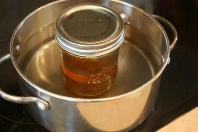 Растопить мед без потери качества. Мед на водяной бане. Водяная баня для меда в банке. Паровая баня для меда. Мед в кастрюле.