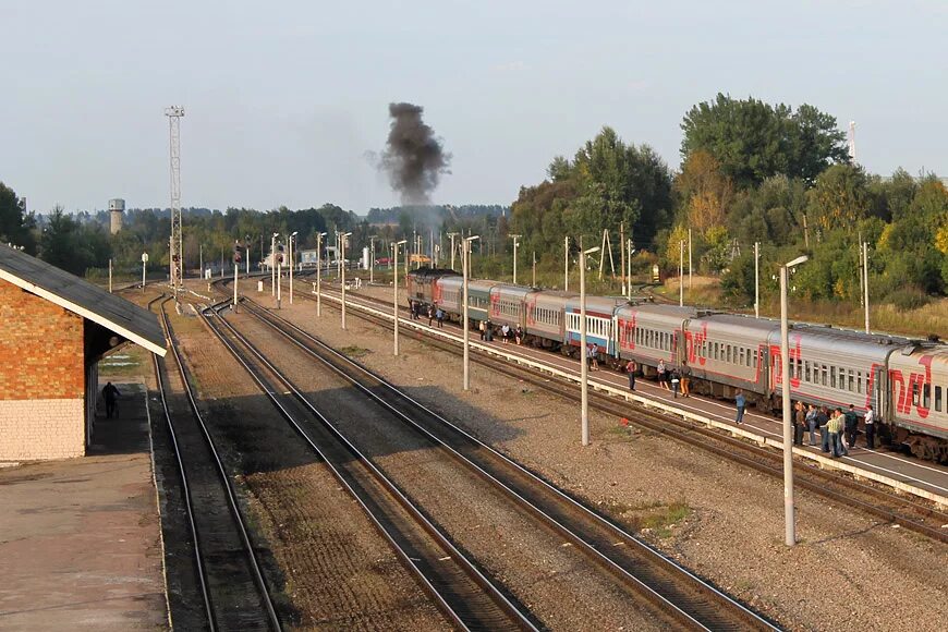 железнодорожный вокзал новозыбкова. жд вокзал новозыбков поезда. жд станция суземка. чс4т крыша. москва новозыбков жд.