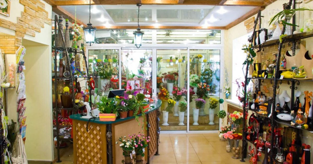 Хоть весь цветочный магазин. Маленький цветочный магазин. Помещение под цветочный магазин. Красивый цветочный магазин. Интерьерные решения цветочного салона.