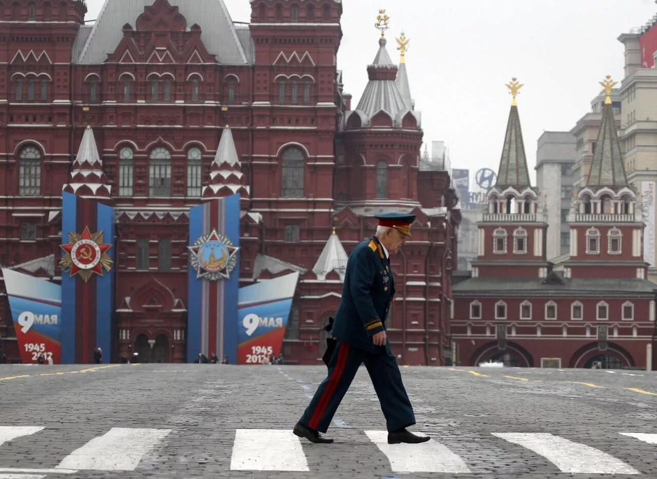 На красной площади собрались. Туфля на красной площади. шольц на красной площади. ред на красной площади.
