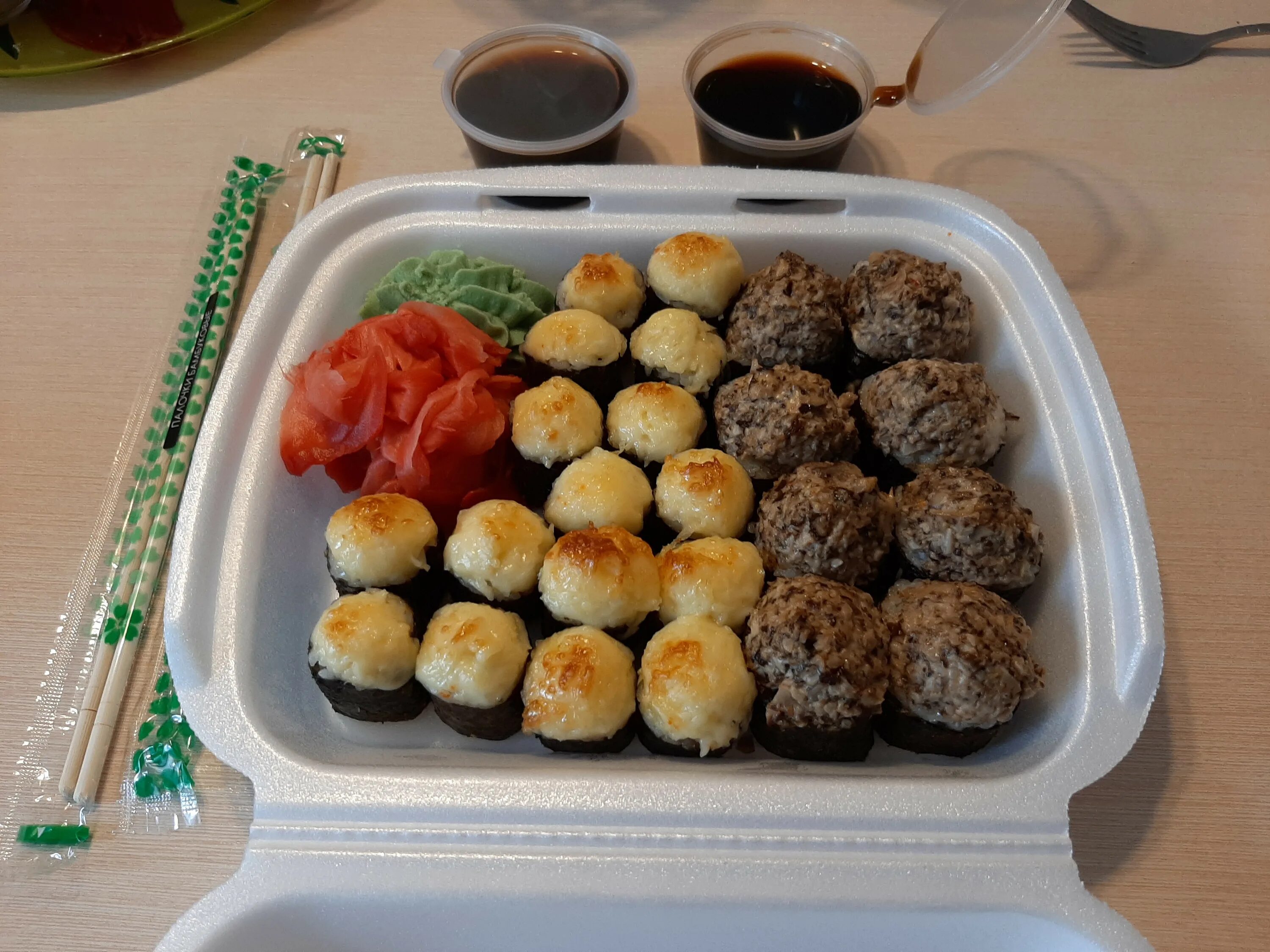 Роллы на столе. Окинава барнаул роллы. Окинава роллы барнаул. Ёбидоёби барнаул роллы. Окинава барнаул роллы.