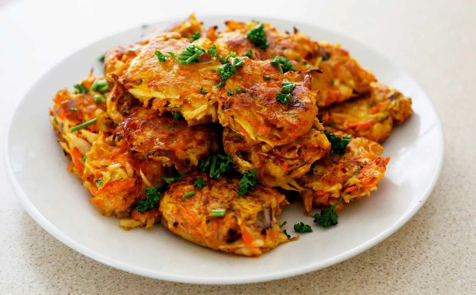 Рецепт драников из кабачков и картофеля. Картофельно-кабачковые драники. морковные драники. кабачковые драники. драники овощные.