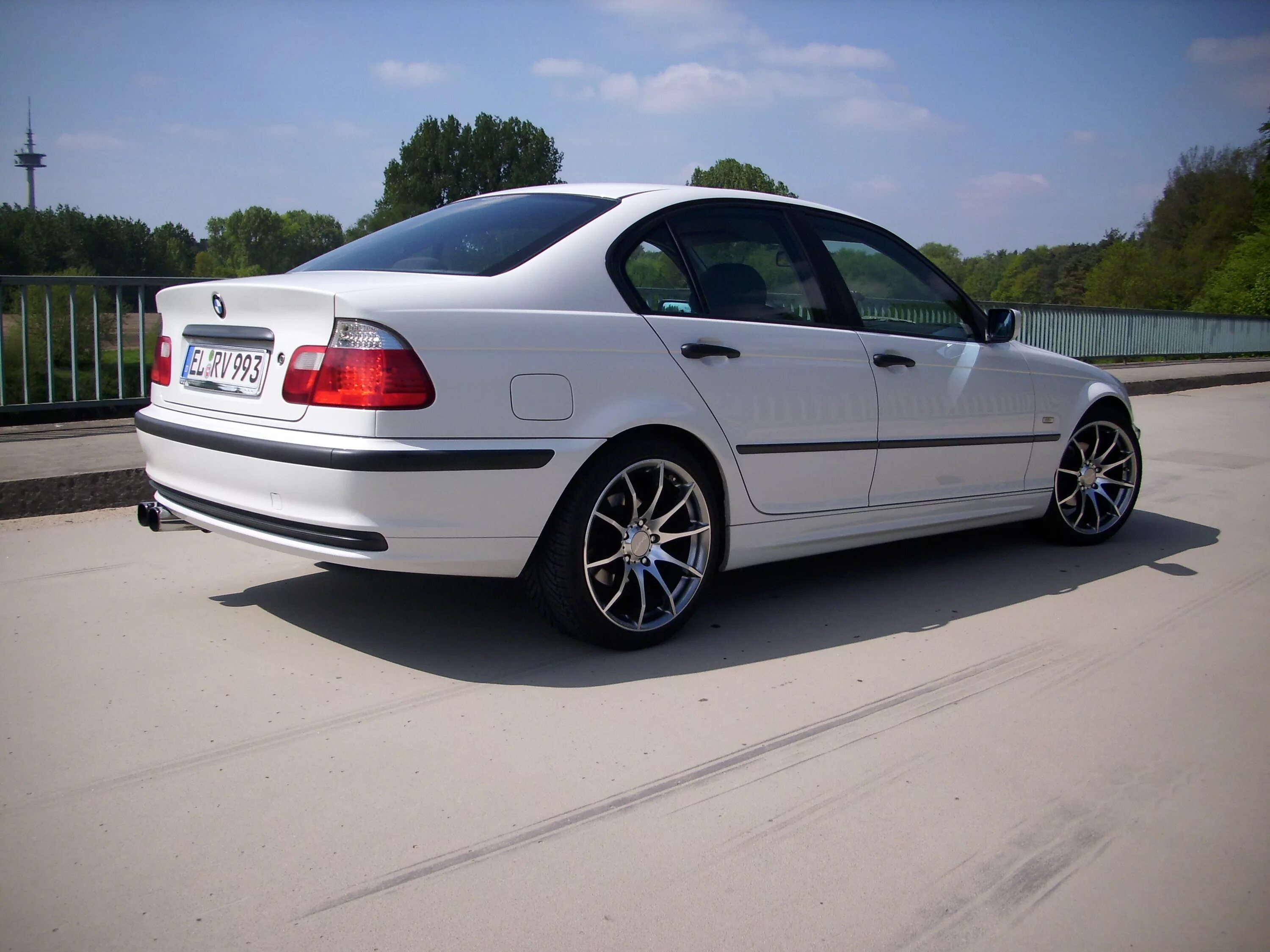 Отзыв е46. BMW e46 318i. БМВ е46 седан белая. БМВ 318 е46. BMW e46 седан белая.