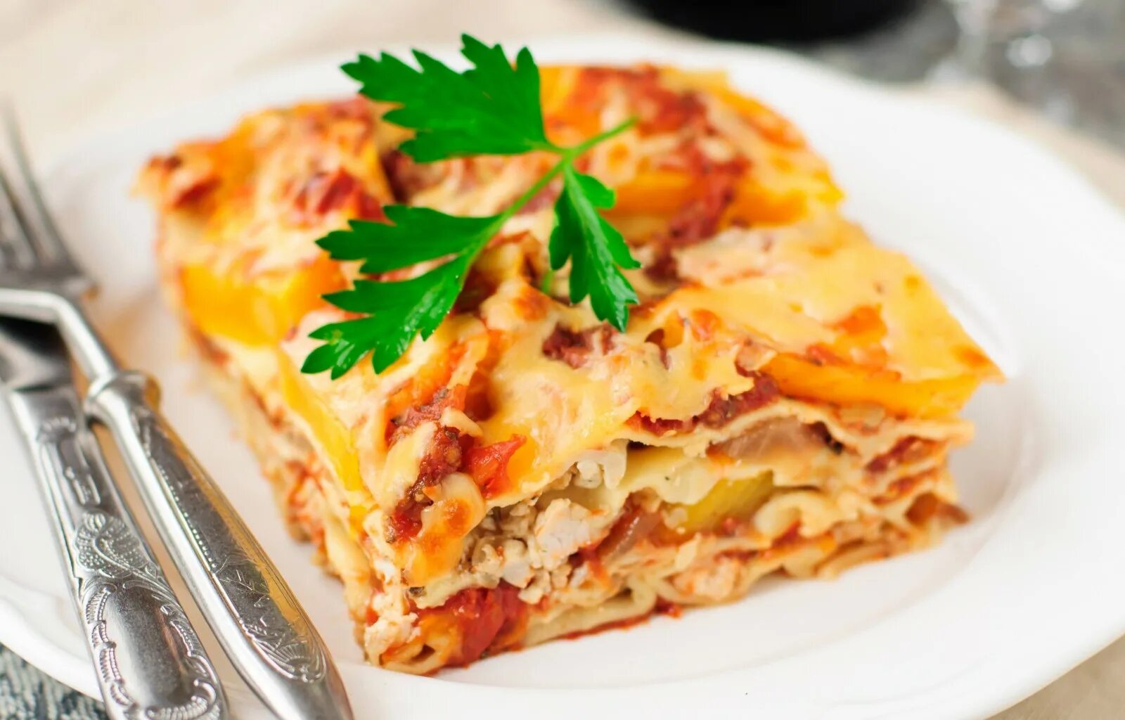 Лазанья с курицей и грибами. Лазанья с курицей. Куриная лазанья. Лазанья из макарон бантики. Мясная лазанья шоколадница.