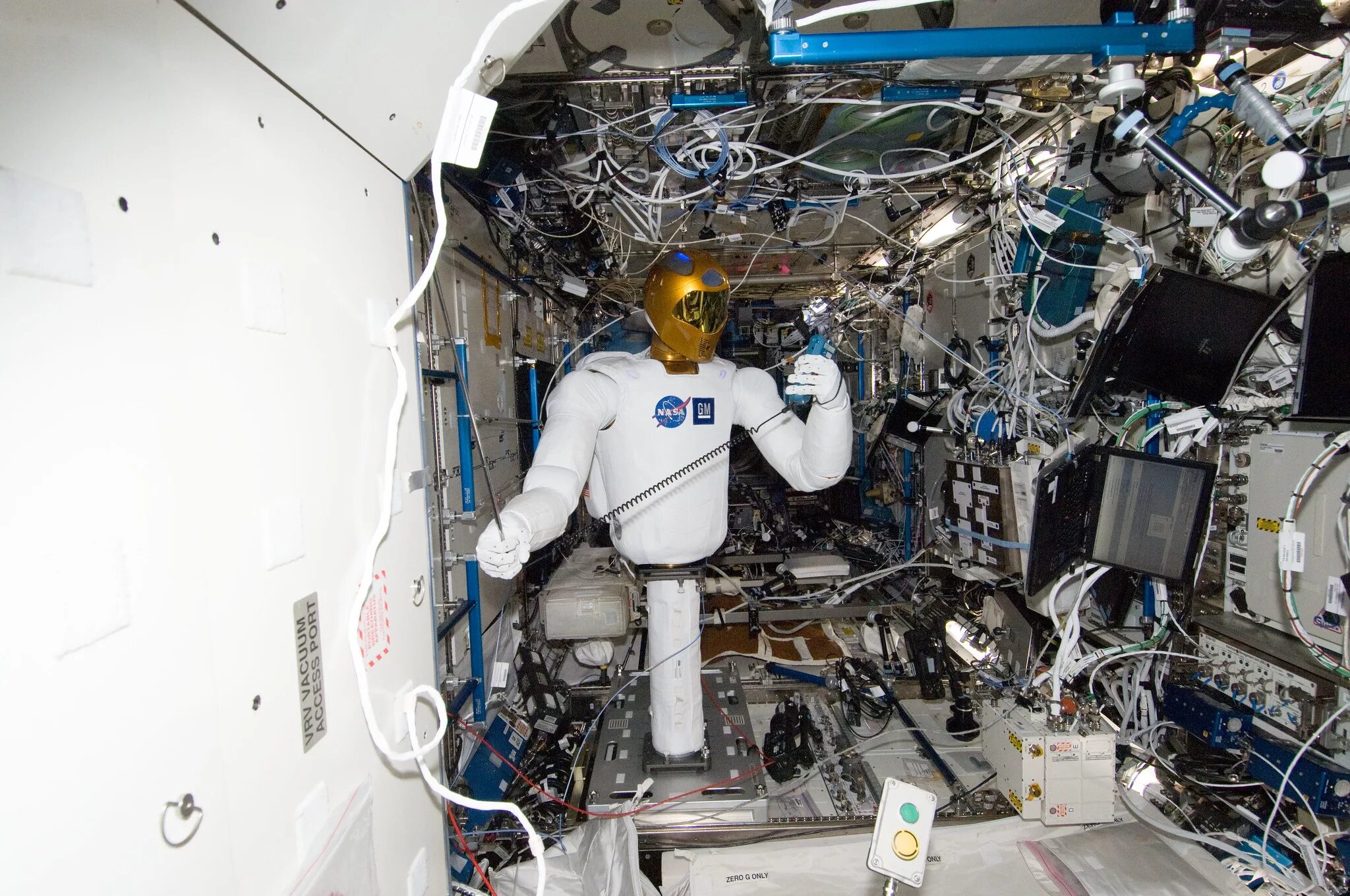 Робот на мкс. Робонавт 2 на мкс. робот robonaut. роботы в космонавтике.