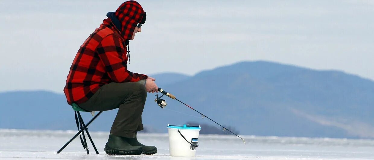 Мужик на зимней рыбалке. Зимняя рыбалка. ice fishing. подледная рыбалка. мужчина на зимней рыбалке.