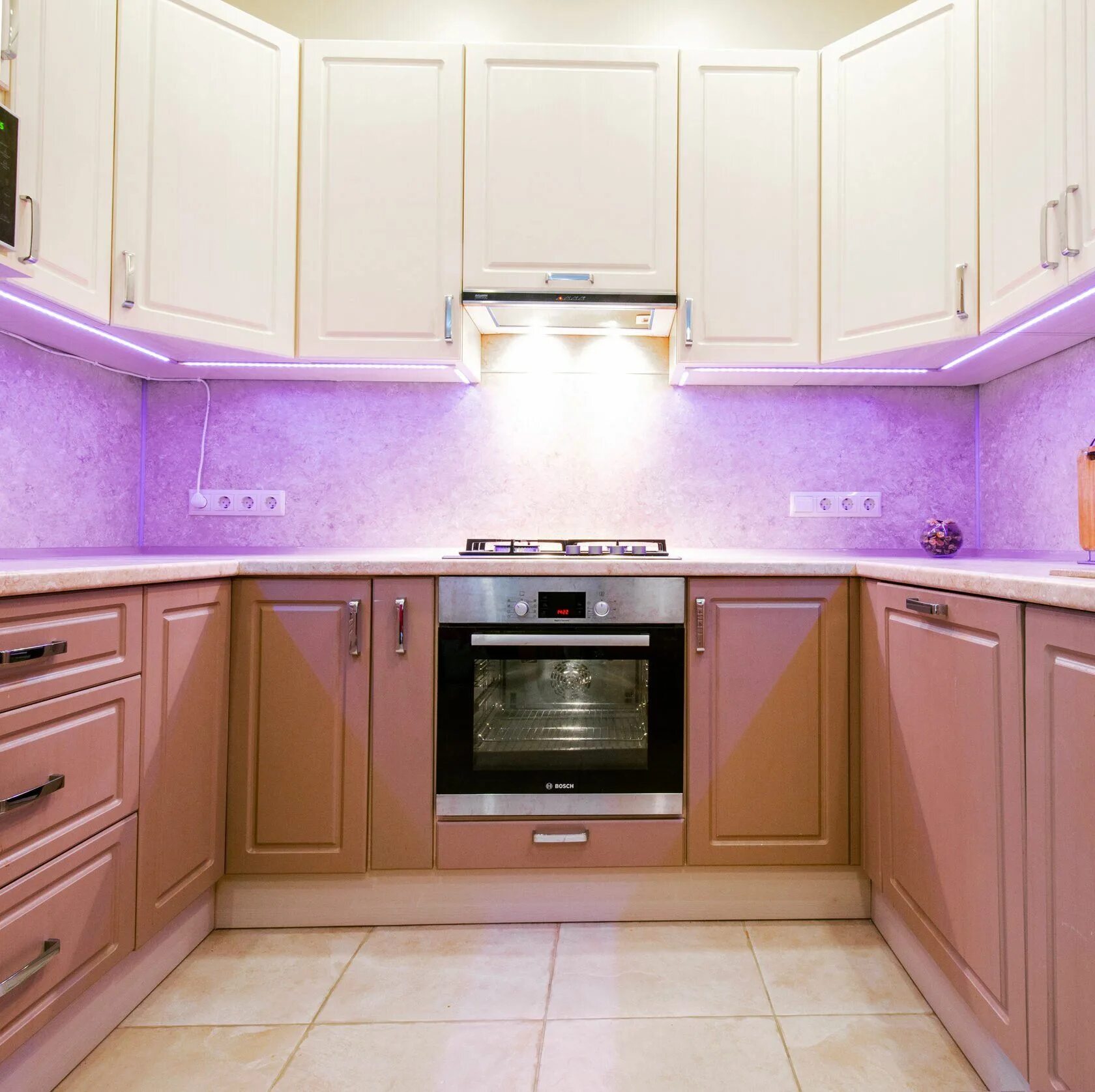 Кухня нежных цветов. Кухня нежного цвета. Кухня нежно розового цвета. Кухня Идиллия.