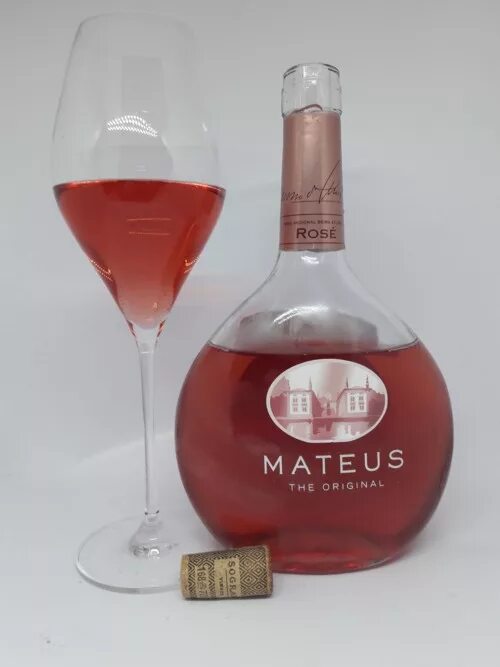 Розовые португальские вина. Вино Португалия Mateus Rose. Розовое вино Mateus Rose. Вино Португалия розовое Матеус. Матеуш вино розовое полусухое Португалия.