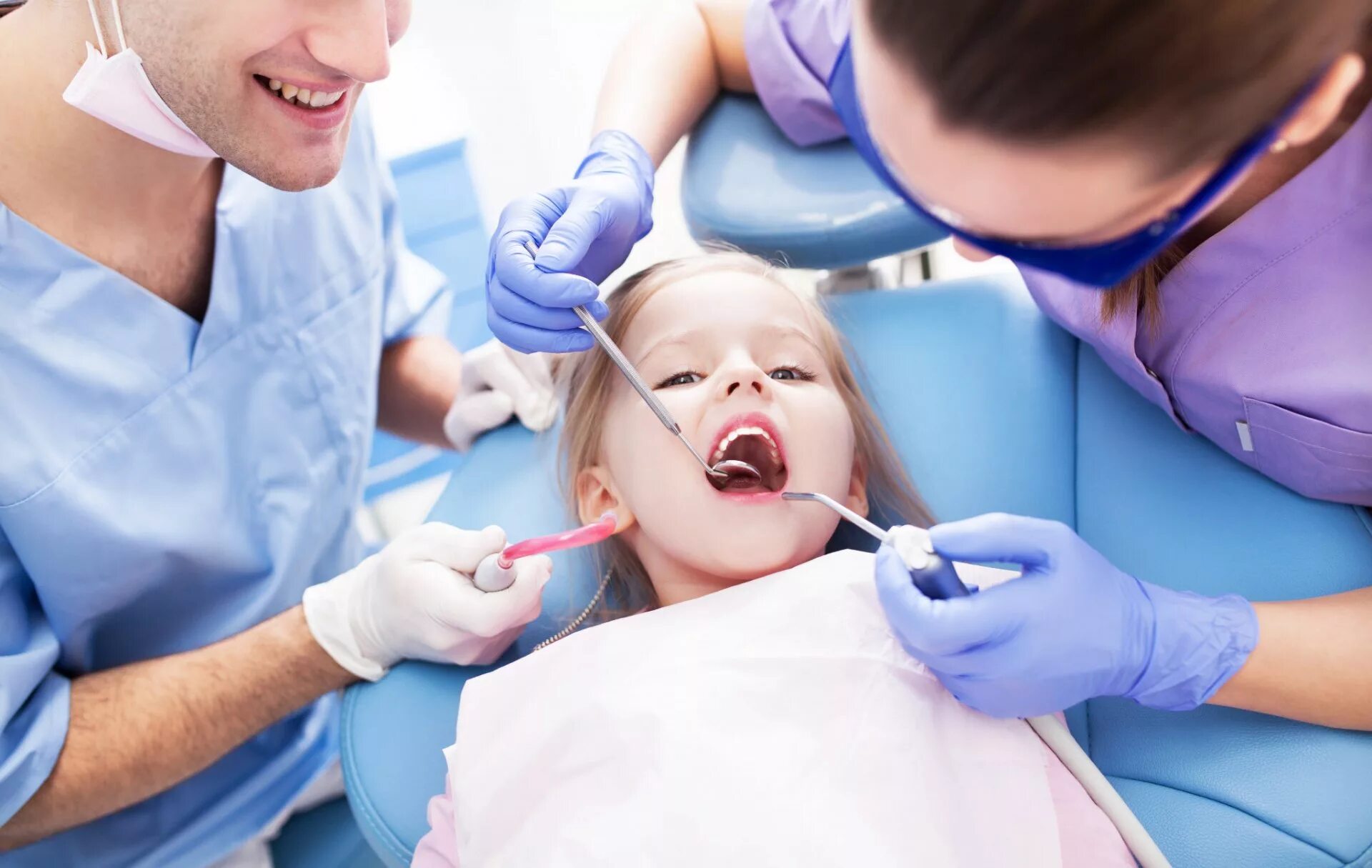 Удалять зуб ребенку 5 лет. Детская стоматология. Ребенок у стоматолога. Зубы стоматолог.