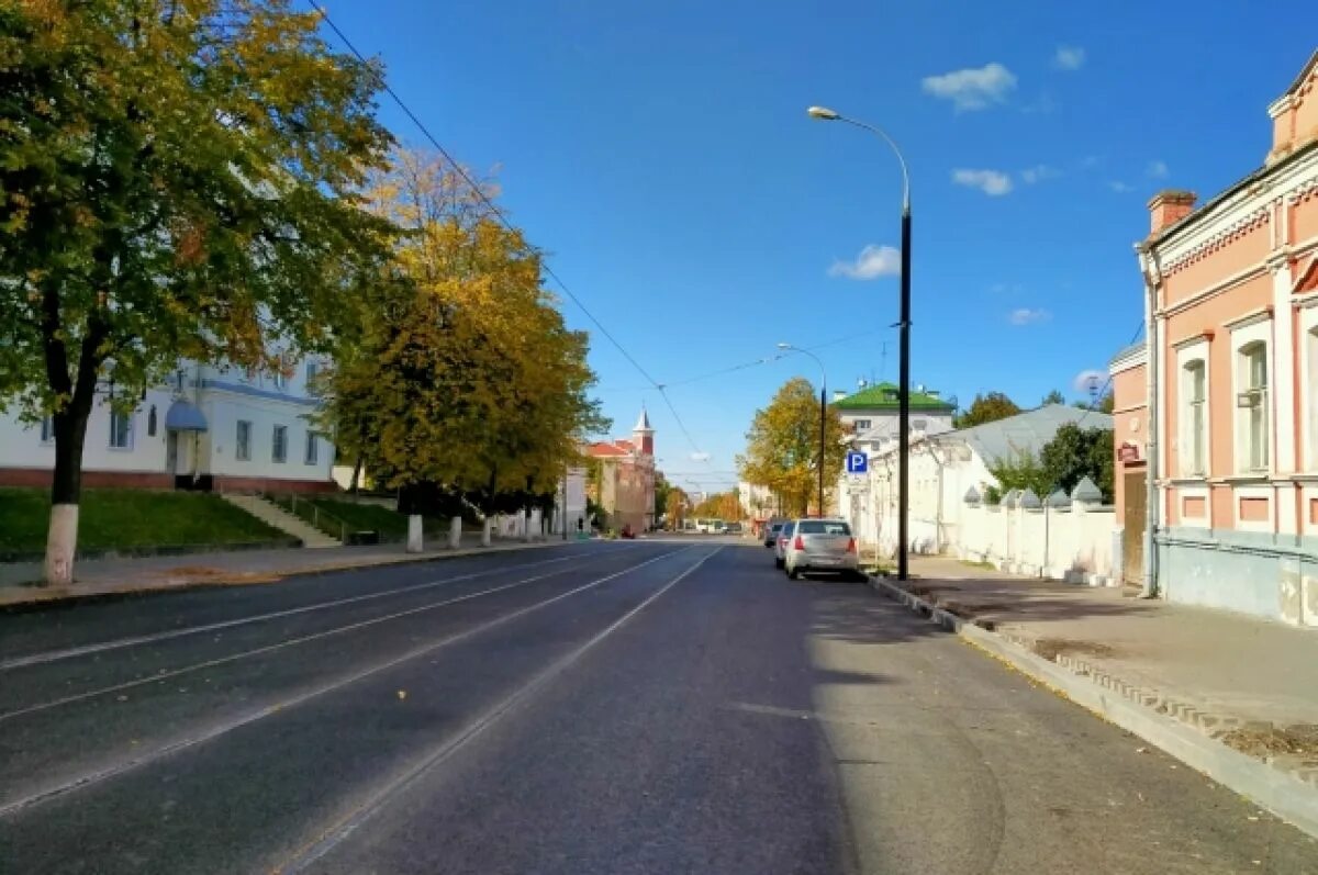 Ремонт дорог пермь. Ремонт на улице ленина. Нефтекамск ремонт дорог на улице ленина. Астрахань улочки. Пешеход на тротуаре.