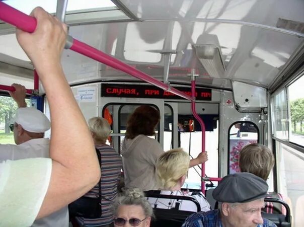 Человек держится за поручень в автобусе. Поручни в транспорте. Поручни в трамвае. Поручни в общественном транспорте. Поручни в троллейбусе.