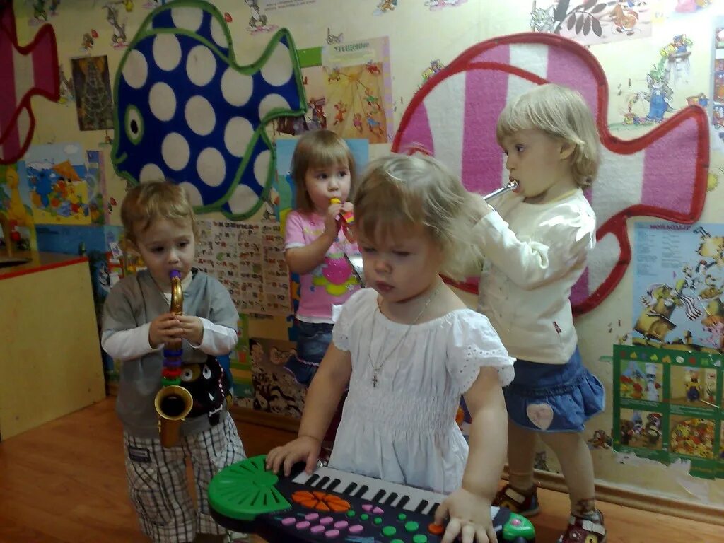 Игры под музыку детский сад. Дети в детском саду. Музыкальное занятие в детском саду. Дети в детском саду старшая группа. Фото детей в детском саду.