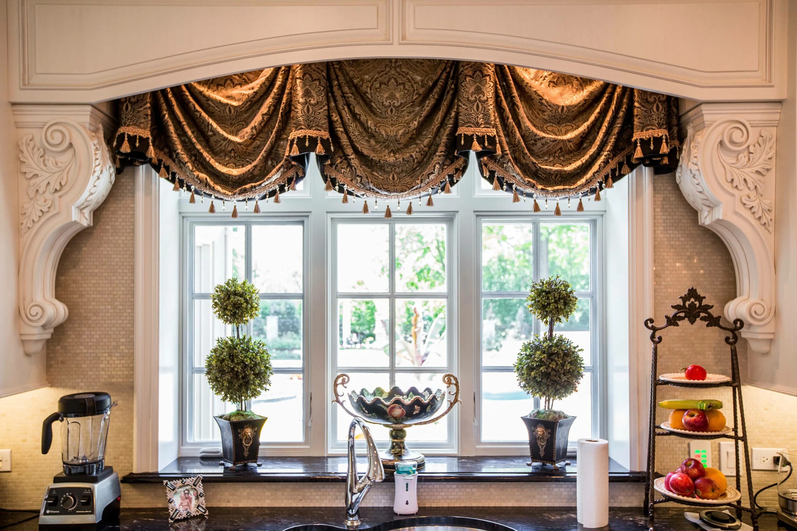 шторы в гостиную в современном стиле. дизайн штор 2024. портьеры в интерьере. современные шторы. креативные шторы в гостиную.