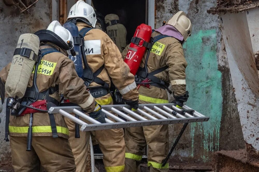 Будни МЧС. Пожар на цеховой 6 Киров. Причины пожара в цехе деревообработки. Пожа авганевсанца. Пожарно спасательный киров