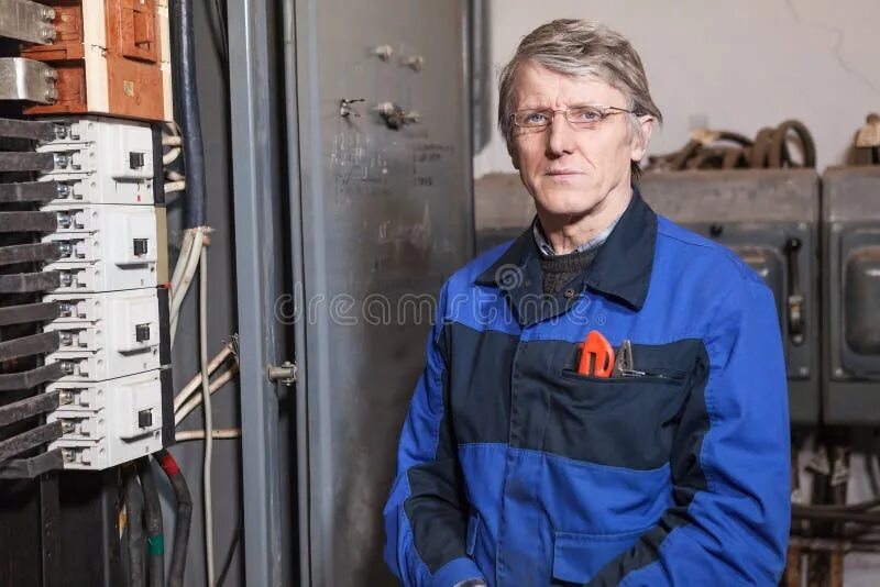 Работа для мужчин электрик. Мужик электромонтажник. работники электрики в горностаевке. пожилой электрик в очках. работники электрики в горностаевке работники.