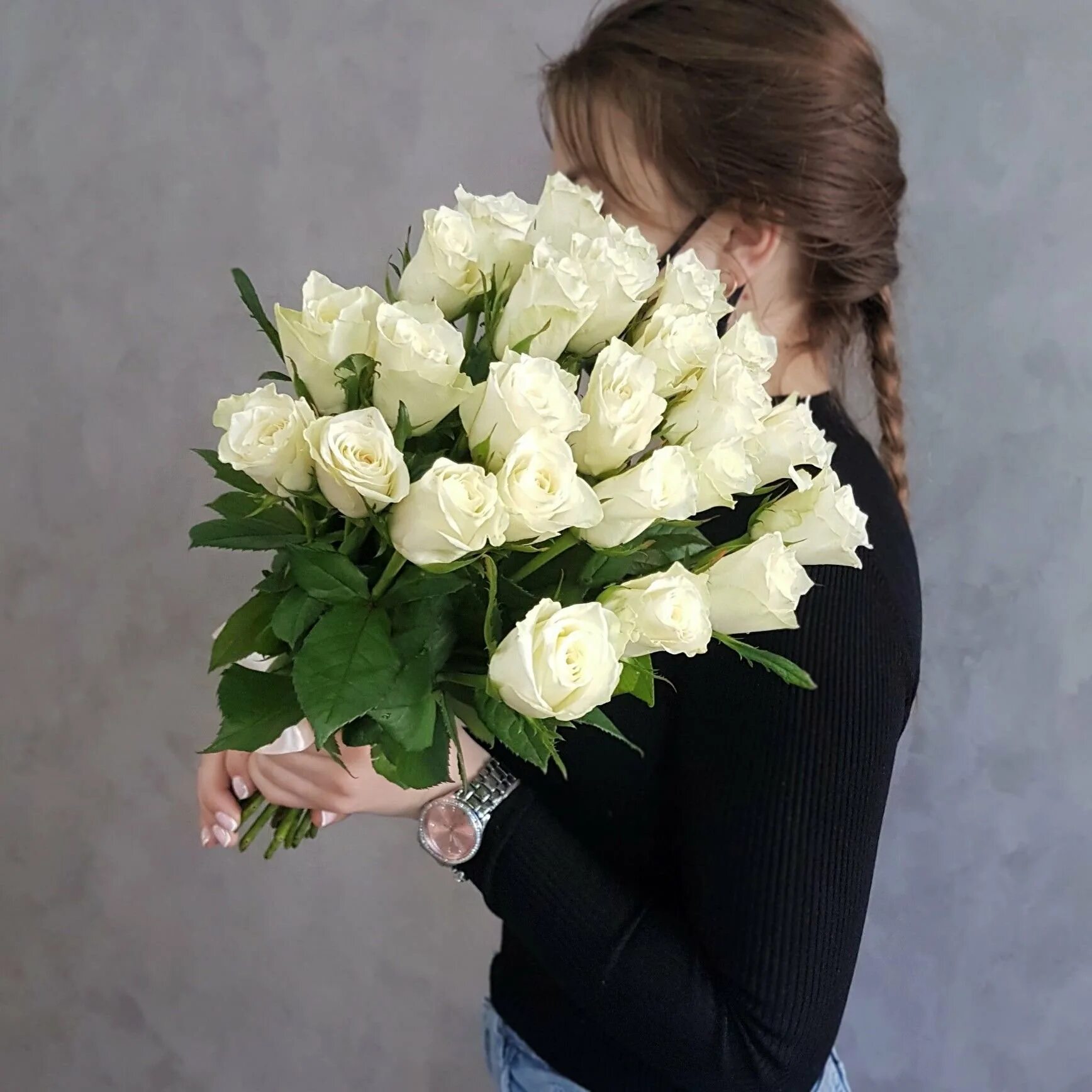 Белые розы можно дарить девушкам. White rose boquet. Парень с букетом цветов. Букет белых роз в руках. Белые розы можно дарить девушкам.